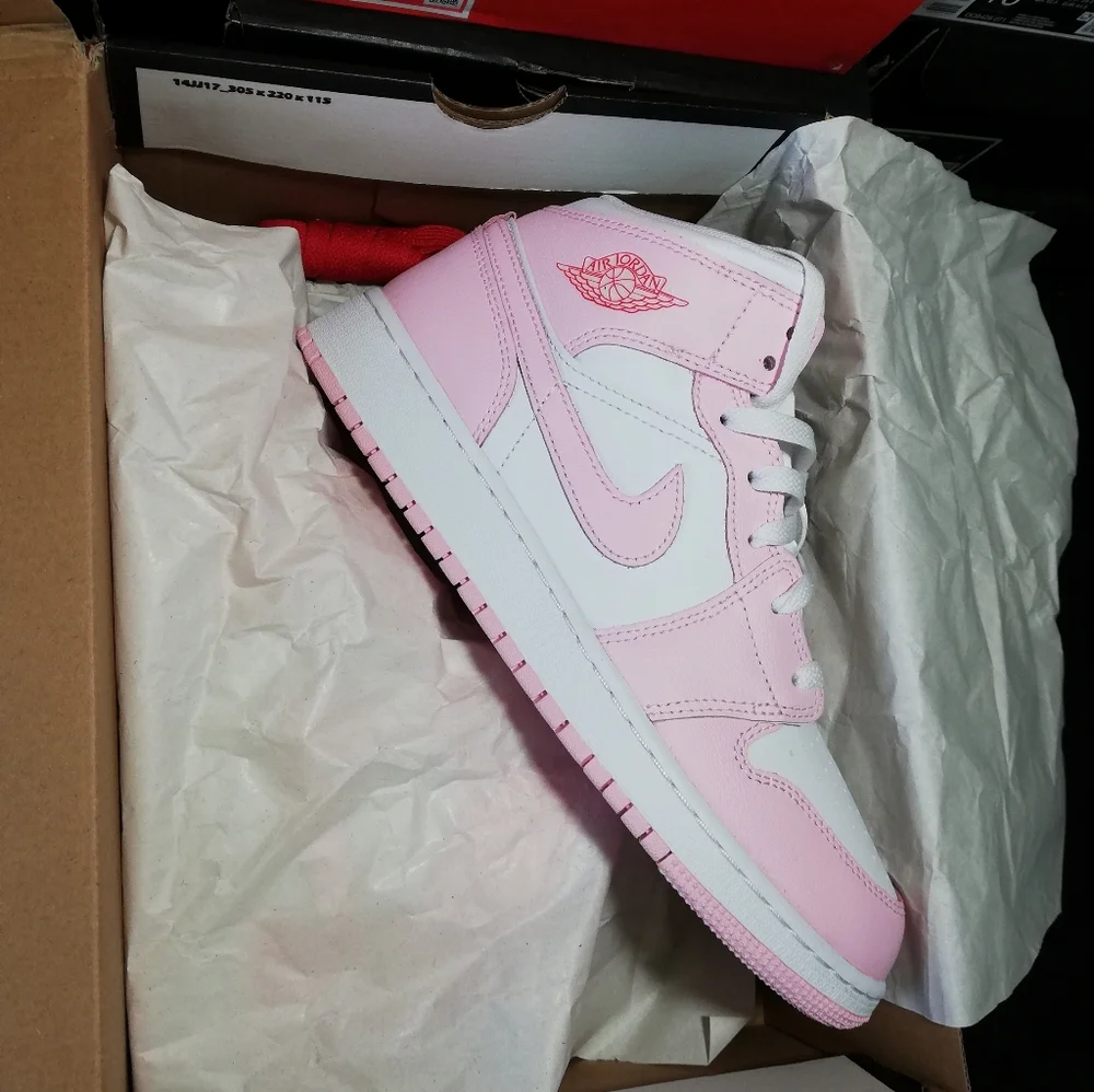 AIR JORDAN 1 MID "VALENTINES DAY" WOMEN'S US SIZE 8 BRAND NEW IN BOX - Picture 4 of 16